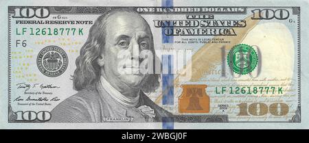 Es handelt sich um einen 100-Dollar-Schein mit der Figur Benjamin Franklin, der die amerikanische Wirtschaft und den Wohlstand repräsentiert. Stockfoto