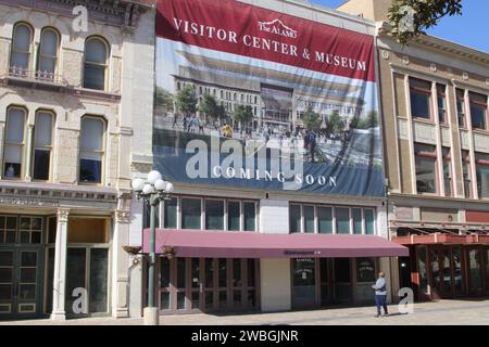 San Antonio, USA. Januar 2024. Ein Mann schaut auf ein großes Banner für das zukünftige Besucherzentrum und Museum am Alamo Plaza in San Antonio, Texas, USA, am 10. Januar 2024. Die Restaurierung des Alamo Plaza ist derzeit im Gange, um den ursprünglichen Missionsort und die Bodenabdrücke des Schlachtfeldes zurückzuerobern. Ein neues Museum und Besucherzentrum sind ebenfalls in Arbeit. Die Umsetzung ist für 2027 geplant. (Foto: Carlos Kosienski/SIPA USA) Credit: SIPA USA/Alamy Live News Stockfoto