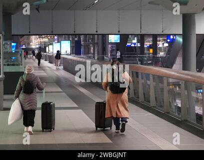 Berlin, Deutschland. Januar 2024. Passagiere gehen am Berliner Hauptbahnhof in Berlin, Deutschland, 10. Januar 2024. Die Zugführer in Deutschland streikten ab Mittwoch drei Tage lang und schränkten den Personenverkehr im ganzen Land stark ein. Inzwischen sind die Güterzüge seit Dienstagnacht im Stillstand. Quelle: Stefan Zeitz/Xinhua/Alamy Live News Stockfoto