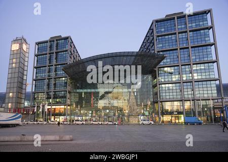 Berlin, Deutschland. Januar 2024. Dieses Foto vom 10. Januar 2024 zeigt einen Blick vor dem Berliner Hauptbahnhof in Berlin. Die Zugführer in Deutschland streikten ab Mittwoch drei Tage lang und schränkten den Personenverkehr im ganzen Land stark ein. Inzwischen sind die Güterzüge seit Dienstagnacht im Stillstand. Quelle: Stefan Zeitz/Xinhua/Alamy Live News Stockfoto