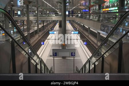 Berlin, Deutschland. Januar 2024. Dieses Foto vom 10. Januar 2024 zeigt einen Blick auf den Berliner Hauptbahnhof in Berlin. Die Zugführer in Deutschland streikten ab Mittwoch drei Tage lang und schränkten den Personenverkehr im ganzen Land stark ein. Inzwischen sind die Güterzüge seit Dienstagnacht im Stillstand. Quelle: Stefan Zeitz/Xinhua/Alamy Live News Stockfoto