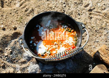 Dutch Oven Cooking im Freien in der Wüste Arizona - Gusseisenküche im Freien Stockfoto