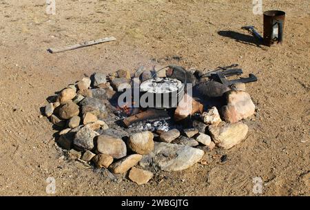 Dutch Oven Cooking im Freien in der Wüste Arizona - Gusseisenküche im Freien Stockfoto