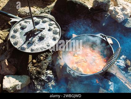 Dutch Oven Cooking im Freien in der Wüste Arizona - Gusseisenküche im Freien Stockfoto