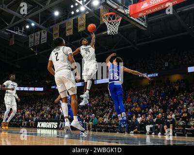 10. Januar 2024: Der UCF Knights Guard Jaylin Sellers (24) taucht den Ball über Kevin McCullar Jr. (15) in der 1. Halbzeit NCAA Basketball zwischen den Kansas Jayhawks und UCF Knights in der Addition Financial Arena in Orlando, FL. Romeo T Guzman/Cal Sport Media Stockfoto