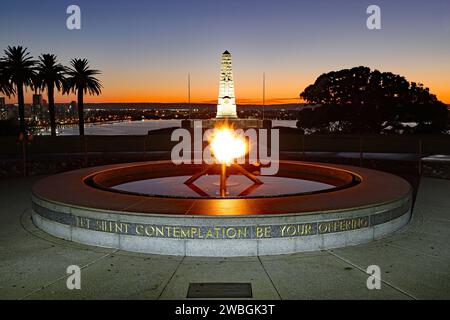 Flame Of Remembrance Und State War Memorial, Perth, Western Australia At Dawn Stockfoto