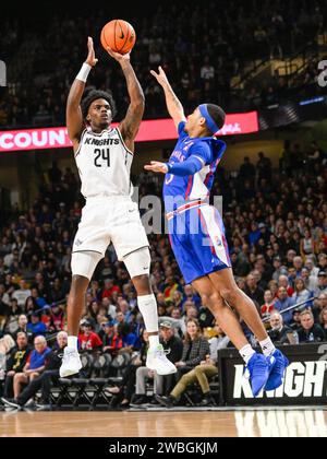 10. Januar 2024: Der UCF Knights Guard Jaylin Sellers (24) schießt während der ersten Halbzeit des NCAA-Basketballs zwischen den Kansas Jayhawks und den UCF Knights in der Addition Financial Arena in Orlando, FL, über den Kansas Jayhawks Guard Dajuan Harris Jr. (3). Romeo T Guzman/Cal Sport Media Stockfoto