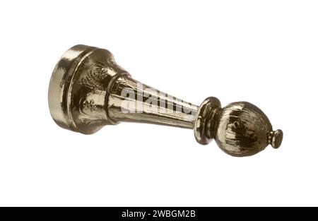 Ein goldener Schachbischof isoliert auf weiß Stockfoto