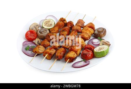 Köstliche Shish Kebabs, Pilze und gegrilltes Gemüse isoliert auf weiß Stockfoto