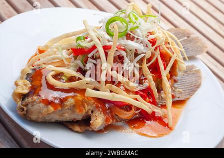 Gurame-Fisch mit würziger und saurer Sauce, dekoriert mit frittiertem Mehl Stockfoto