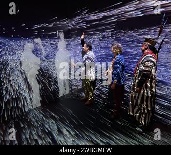 Die Führer der Amazonas besuchen am Freitag, den 17. November 2023, das Earth Information Center der NASA im Mary W. Jackson Building der NASA. Die Führer, die von der Fakultät der Universität Richmond und Vertretern der NASA begleitet wurden, trafen sich, um zu diskutieren, wie die Daten der NASA zum Schutz des Amazonas genutzt werden können. Foto: (NASA/Bill Ingalls) Stockfoto