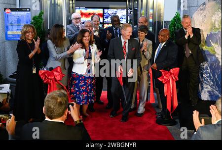 NASA-Administrator Bill Nelson, Center, schneidet das Band, um das Erdinformationszentrum der NASA zu öffnen, zusammen mit der Leitung und Führung der Behörde von NOAA, USGS, USDA, USAID, EPA, und FEMA, Mittwoch, 21. Juni 2023, im Hauptquartier der Mary W. Jackson NASA in Washington. Das Earth Information Center ist ein neues, immersives Erlebnis, das Live-Datensätze mit modernster Datenvisualisierung und Storytelling kombiniert, um Besuchern zu zeigen, wie sich unser Planet verändert. Foto: (NASA/Joel Kowsky) Stockfoto