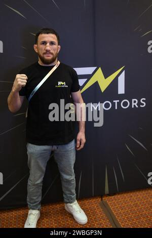 Las Vegas, NV, USA. Januar 2024. Merab „The Machine“ Dvalishvili am Stand von Flash Motor auf der CES 2024 auf der Venetian Expo in Las Vegas, Nevada, am 10. Januar 2024. Quelle: Dee Cee Carter/Media Punch/Alamy Live News Stockfoto