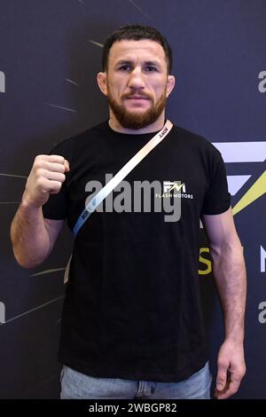 Las Vegas, NV, USA. Januar 2024. Merab „The Machine“ Dvalishvili am Stand von Flash Motor auf der CES 2024 auf der Venetian Expo in Las Vegas, Nevada, am 10. Januar 2024. Quelle: Dee Cee Carter/Media Punch/Alamy Live News Stockfoto