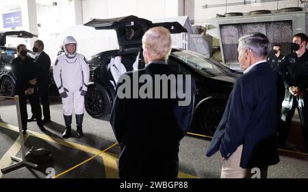 NASA-Astronaut Stephen Bowen, links, spricht mit NASA-Administrator Bill Nelson und Bob Cabana, NASA-Nebenverwalter, wie er und seine Kollegen NASA-Astronaut Woody Hoburg, Roscosmos-Kosmonaut Andrey Fedyaev, und der Astronaut Sultan Alneyadi der Vereinigten Arabischen Emirate bereiten sich darauf vor, den Neil A. Armstrong Operations and Checkout Building für den Launch Complex 39A zu verlassen, um an Bord der SpaceX Dragon-Raumsonde für den Start der Crew-6-Mission am Mittwoch, den 1. März 2023, im Kennedy Space Center der NASA in Florida zu gehen. Die SpaceX Crew-6-Mission der NASA ist die sechste Crew-Rotationsmission der SpaceX Crew D Stockfoto