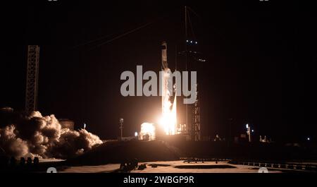 Eine SpaceX Falcon 9-Rakete mit dem Dragon-Raumschiff des Unternehmens wird auf der SpaceX Crew-7-Mission der NASA zur Internationalen Raumstation gestartet, zusammen mit dem NASA-Astronauten Jasmin Moghbeli, dem ESA-Astronauten Andreas Mogensen, der Japan Aerospace Exploration Agency (JAXA), dem Astronauten Satoshi Furukawa, und Roscosmos-Kosmonaut Konstantin Borisov an Bord, Samstag, 26. August 2023, im Kennedy Space Center der NASA in Florida. Die SpaceX Crew-7-Mission der NASA ist die siebte Crew-Rotation der Raumsonde SpaceX Dragon und der Falcon 9-Rakete zur Internationalen Raumstation als Teil der agen Stockfoto