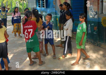 Schulkinder spielen in der Pause, Beng Mealea, Kambodscha. Stockfoto