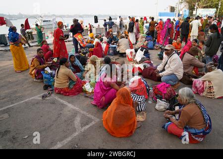 Sadhus und Pilger kommen im Transitlager Gangasagar Mela auf ihrem Weg zum jährlichen Hindu-Festival auf der Insel im Jahr 2024. Stockfoto