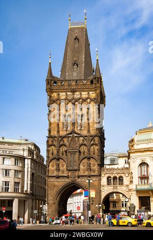 Prag, Tschechische Republik - 27. Mai 2016: Blick auf den mittelalterlichen Pulverturm an einem sonnigen Tag. Nicht identifizierte Personen auf dem Bild. Stockfoto