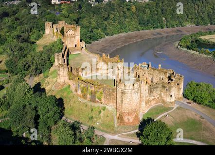 Chepstow, Wales, Vereinigtes Königreich - 7. August 2022: Luftansicht auf Chepstow Castle - die älteste noch erhaltene poströmische Steinbefestigung in Großbritannien, fou Stockfoto