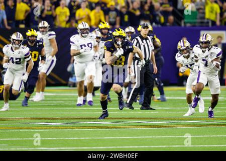 Houston, TX, USA. Januar 2024. Michigan Wolverines Tight End Colston Loveland (18) lief nach einem Fang während des College Football Playoff National Championship-Spiels zwischen den Michigan Wolverines und den Washington Huskies im NRG Stadium in Houston, Texas. Darren Lee/CSM/Alamy Live News Stockfoto