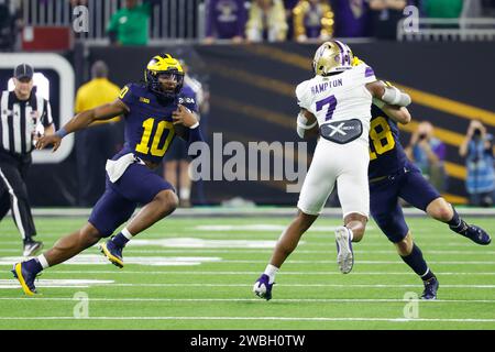 Houston, TX, USA. Januar 2024. Alex Orji (10), Quarterback von Michigan Wolverines, der den Ball während des College Football Playoff National Championship-Spiels zwischen den Michigan Wolverines und den Washington Huskies im NRG Stadium in Houston, Texas, führt. Darren Lee/CSM/Alamy Live News Stockfoto