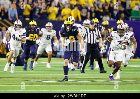 Houston, TX, USA. Januar 2024. Michigan Wolverines Tight End Colston Loveland (18) lief nach einem Fang während des College Football Playoff National Championship-Spiels zwischen den Michigan Wolverines und den Washington Huskies im NRG Stadium in Houston, Texas. Darren Lee/CSM/Alamy Live News Stockfoto