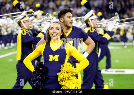 Houston, TX, USA. Januar 2024. Michigan Wolverines Cheerleader beim College Football Playoff National Championship Spiel zwischen den Michigan Wolverines und den Washington Huskies im NRG Stadium in Houston, Texas. Darren Lee/CSM/Alamy Live News Stockfoto