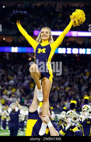 Houston, TX, USA. Januar 2024. Michigan Wolverines Cheerleader beim College Football Playoff National Championship Spiel zwischen den Michigan Wolverines und den Washington Huskies im NRG Stadium in Houston, Texas. Darren Lee/CSM/Alamy Live News Stockfoto