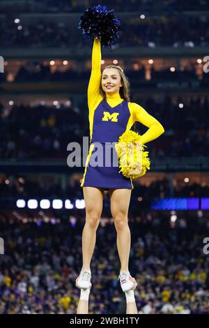 Houston, TX, USA. Januar 2024. Michigan Wolverines Cheerleader beim College Football Playoff National Championship Spiel zwischen den Michigan Wolverines und den Washington Huskies im NRG Stadium in Houston, Texas. Darren Lee/CSM/Alamy Live News Stockfoto