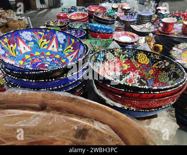 Dekorative handgefertigte Keramikplatten auf dem großen Basar von Istanbul. Türkei. Stockfoto