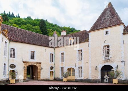 Bazoches, Frankreich - 20. Juli 2023: Der Hof des Wahrzeichens Chateau de Bazoches, der einst vom Militäringenieur Marshall Vauban bewohnt wurde, ist nun öffentlich zugänglich. Stockfoto