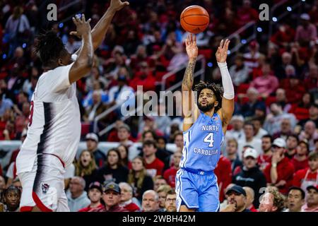 Raleigh, NC, USA. Januar 2024. North Carolina Tar Heels Guard RJ Davis (4) schießt gegen den NC State Wolfpack im ACC Basketball Matchup in der PNC Arena in Raleigh, NC. (Scott Kinser/CSM). Quelle: csm/Alamy Live News Stockfoto