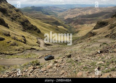 Abenteuerfahrt, SUV-Fahrt auf dem Sani-Bergpass, Schotterstraße zwischen der Grenze von Südafrika und dem Königreich Lesotho, beeindruckende Drakensberg-Landschaft Stockfoto