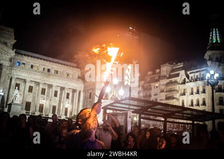 Buenos Aires, Buenos Aires, Argentinien. Januar 2024. Versammlungen von Künstlern, Studenten und Kulturschaffenden lehnen das nationale Notstandsdekret, das Omnibus-Gesetz und das repressive Protokoll ab, das von der Regierung des neoliberalen Javier Milei auferlegt wurde. An diesem Mittwoch fanden Proteste vor dem Nationalkongress, in Buenos Aires und in vierzig anderen Städten des Landes statt, um den Nationalstreik vorzubereiten, der am 24. Januar stattfinden wird. (Kreditbild: © Daniella Fernandez Realin/ZUMA Press Wire) NUR REDAKTIONELLE VERWENDUNG! Nicht für kommerzielle ZWECKE! Stockfoto