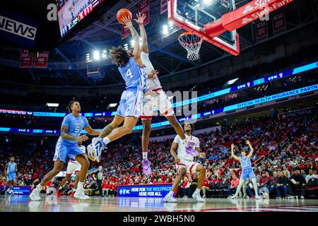 Raleigh, NC, USA. Januar 2024. North Carolina Tar Heels Guard RJ Davis (4) schießt gegen den NC State Wolfpack im ACC Basketball Matchup in der PNC Arena in Raleigh, NC. (Scott Kinser/CSM). Quelle: csm/Alamy Live News Stockfoto