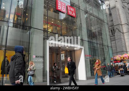 New York, Usa. Januar 2024. Ein Kunde verlässt ein Uniqlo-Geschäft an der Fifth Avenue in Manhattan, New York City. (Foto: Jimin Kim/SOPA Images/SIPA USA) Credit: SIPA USA/Alamy Live News Stockfoto