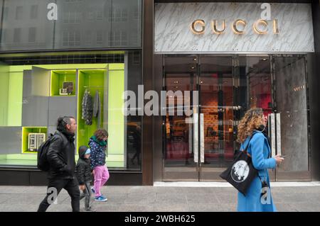 New York, Usa. Januar 2024. Fußgänger gehen an einem Gucci-Geschäft auf der Fifth Avenue in Manhattan, New York City vorbei. (Foto: Jimin Kim/SOPA Images/SIPA USA) Credit: SIPA USA/Alamy Live News Stockfoto