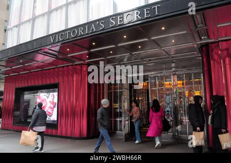 New York, Usa. Januar 2024. Kunden betreten und verlassen einen Victoria's Secret Store auf der Fifth Avenue in Manhattan, New York City. Quelle: SOPA Images Limited/Alamy Live News Stockfoto