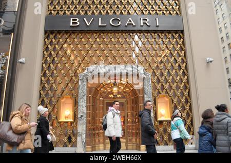 New York, Usa. Januar 2024. Fußgänger gehen an einem Bulgari-Geschäft auf der Fifth Avenue in Manhattan, New York City vorbei. Quelle: SOPA Images Limited/Alamy Live News Stockfoto