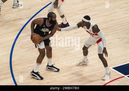 Los Angeles, USA. Januar 2024. Basketball: NBA-Profi-Liga, Hauptrunde, Los Angeles Clippers - Toronto Raptors. Nationalspieler Dennis Schröder (r) im Duell mit James Harden von den Los Angeles Clippers. Quelle: Maximilian Haupt/dpa/Alamy Live News Stockfoto
