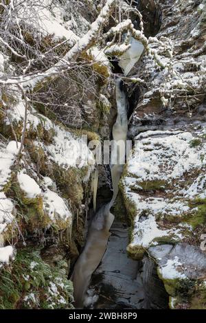 Der Fluss Avon fließt im Winter durch eine Schlucht. Glen Brown, Cairngorms, Highlands, Schottland Stockfoto