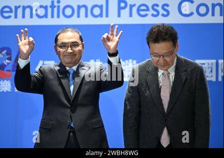 Taipeh, Taiwan. Januar 2024. Hou Yu-ih (l), Präsidentschaftskandidat der taiwanesischen Kuomintang-Partei, und Jaw Shaw-kong, Kandidat für das Amt des Vizepräsidenten, gestikulieren auf einer Pressekonferenz. Die Kuomintang war vor den Wahlen in Opposition zu Taiwan und will die Beziehungen zu China durch einen Dialog verbessern. Quelle: Johannes Neudecker/dpa/Alamy Live News Stockfoto