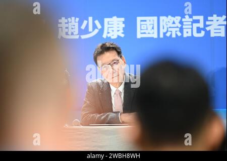 Taipeh, Taiwan. Januar 2024. Jaw Shaw-kong, der stellvertretende Präsidentschaftskandidat der taiwanesischen Kuomintang-Partei, spricht auf einer Pressekonferenz. Die Kuomintang war vor den Wahlen in Opposition zu Taiwan und will die Beziehungen zu China durch einen Dialog verbessern. Quelle: Johannes Neudecker/dpa/Alamy Live News Stockfoto