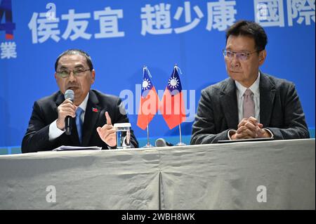 Taipeh, Taiwan. Januar 2024. Hou Yu-ih (l), Präsidentschaftskandidat der taiwanesischen Kuomintang-Partei, und Jaw Shaw-kong, Kandidat für den Vizepräsidenten, sprechen auf einer Pressekonferenz. Die Kuomintang war vor den Wahlen in Opposition zu Taiwan und will die Beziehungen zu China durch einen Dialog verbessern. Quelle: Johannes Neudecker/dpa/Alamy Live News Stockfoto