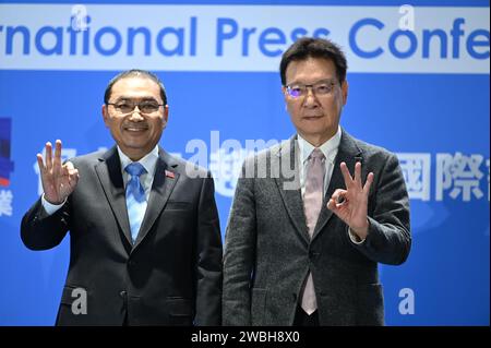 Taipeh, Taiwan. Januar 2024. Hou Yu-ih (l), Präsidentschaftskandidat der taiwanesischen Kuomintang-Partei, und Jaw Shaw-kong, Kandidat für das Amt des Vizepräsidenten, gestikulieren auf einer Pressekonferenz. Die Kuomintang war vor den Wahlen in Opposition zu Taiwan und will die Beziehungen zu China durch einen Dialog verbessern. Quelle: Johannes Neudecker/dpa/Alamy Live News Stockfoto