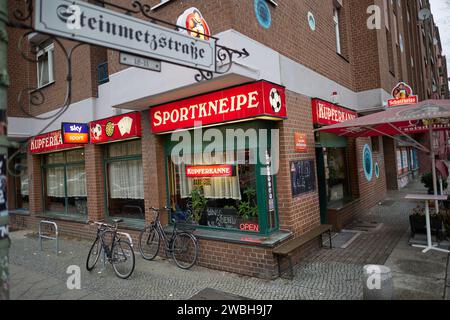 Berlin, Deutschland. Dezember 2023. Blick auf die Kultstube Kupferkanne in der Steinmetzstraße in Schöneberg. Quelle: Jörg Carstensen/dpa/Alamy Live News Stockfoto