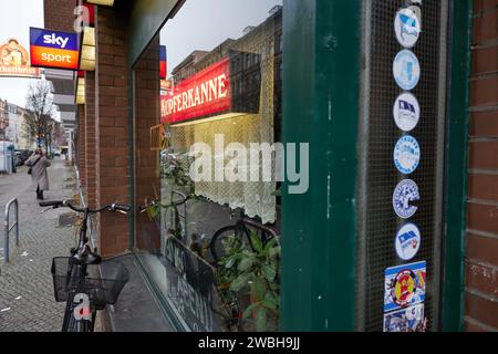 Berlin, Deutschland. Dezember 2023. Blick auf die Kultstube Kupferkanne in der Steinmetzstraße in Schöneberg. Quelle: Jörg Carstensen/dpa/Alamy Live News Stockfoto