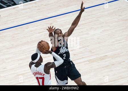 Los Angeles, USA. Januar 2024. Basketball: NBA-Profi-Liga, Hauptrunde, Los Angeles Clippers - Toronto Raptors. Basketballnationalspieler Dennis Schröder (l) schießt gegen Kawhi Leonard auf den Korb. Quelle: Maximilian Haupt/dpa/Alamy Live News Stockfoto