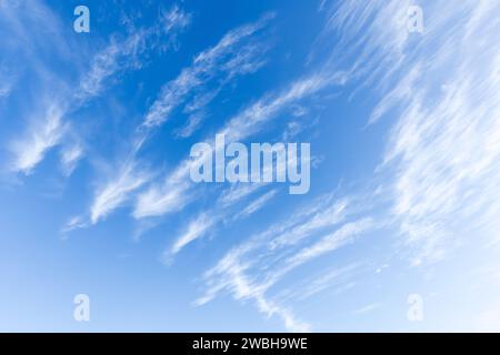 Cirrus Wolken sind in blauem Himmel, natürliche Hintergrundfotos, aufgenommen am Tag Stockfoto